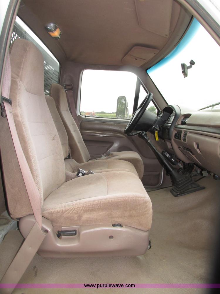 image for item G9968 1995 Ford F450 Super Duty XLT flatbed truck