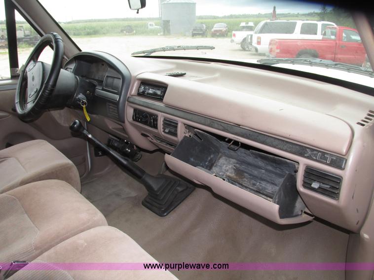 image for item G9968 1995 Ford F450 Super Duty XLT flatbed truck