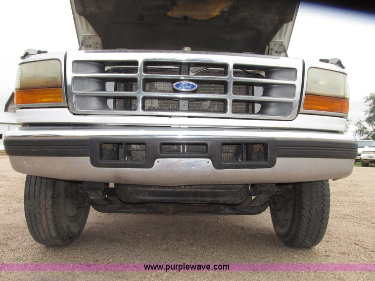 image for item G9968 1995 Ford F450 Super Duty XLT flatbed truck