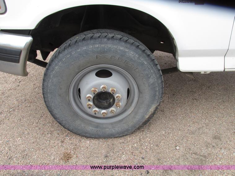 image for item G9968 1995 Ford F450 Super Duty XLT flatbed truck