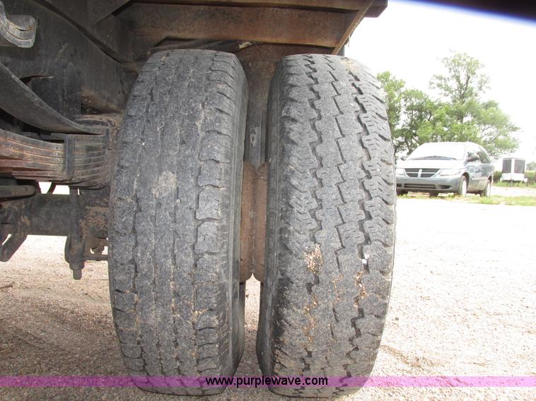 image for item G9968 1995 Ford F450 Super Duty XLT flatbed truck