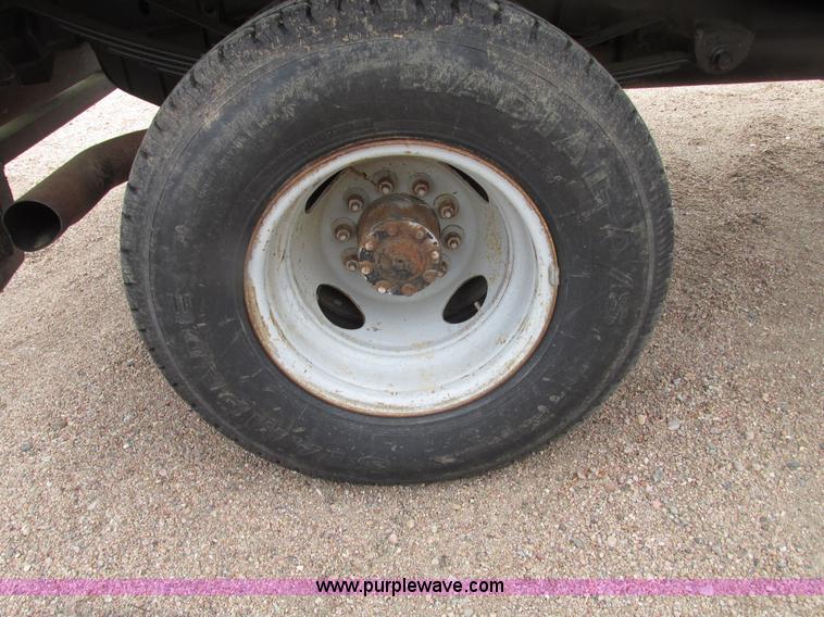 image for item G9968 1995 Ford F450 Super Duty XLT flatbed truck