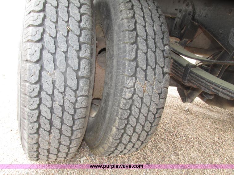 image for item G9968 1995 Ford F450 Super Duty XLT flatbed truck