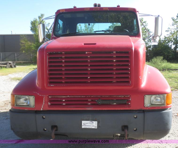 image for item I2218 1995 International 8200 semi truck