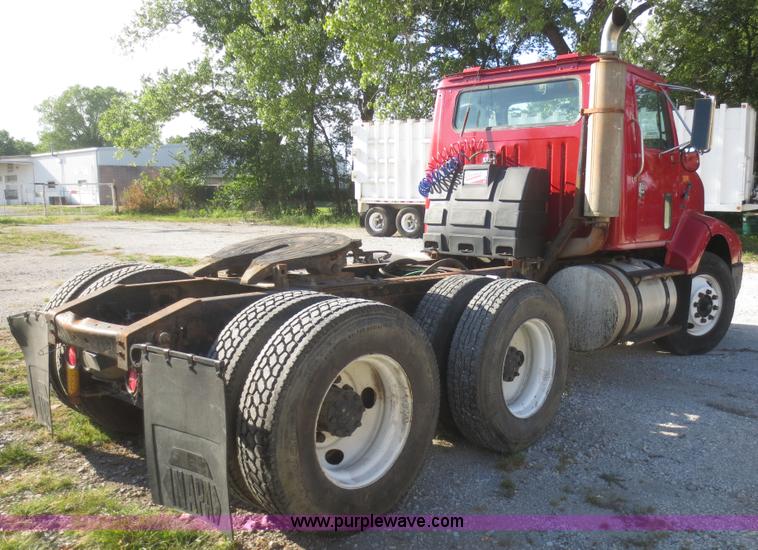 image for item I2218 1995 International 8200 semi truck