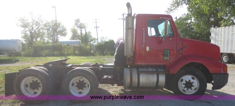 image for item I2218 1995 International 8200 semi truck