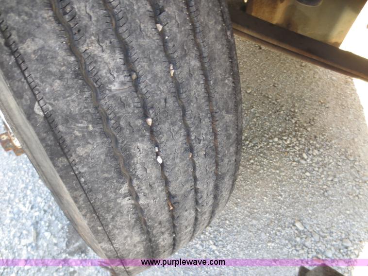 image for item I2218 1995 International 8200 semi truck