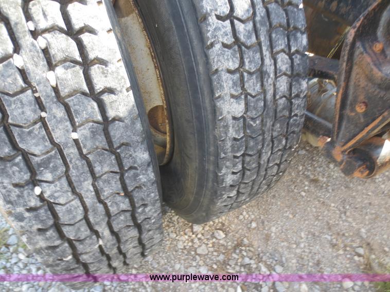 image for item I2218 1995 International 8200 semi truck