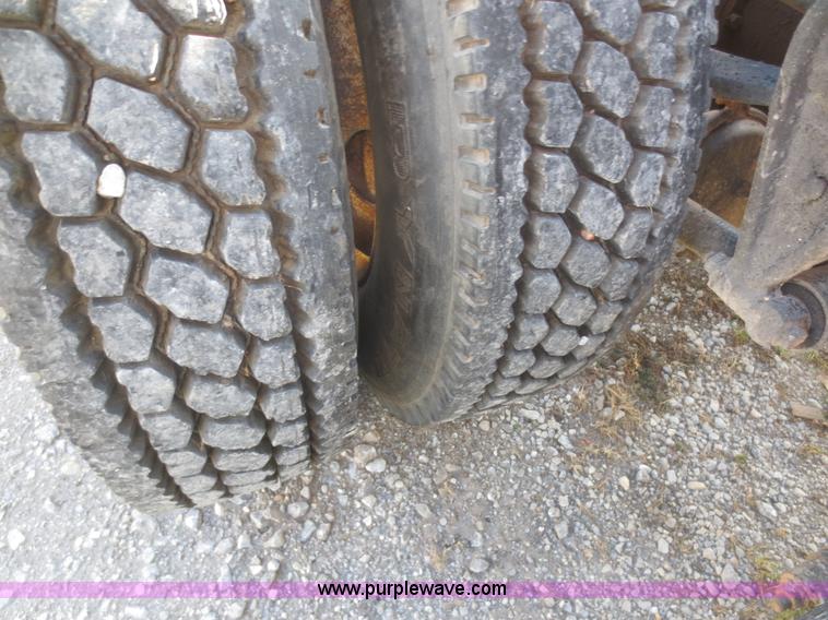 image for item I2218 1995 International 8200 semi truck