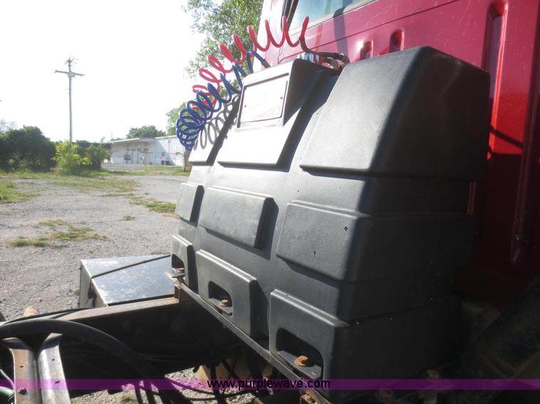 image for item I2218 1995 International 8200 semi truck