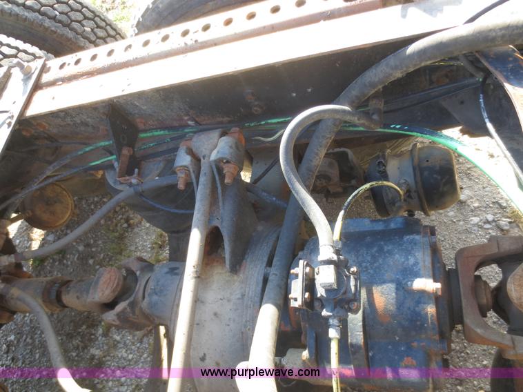 image for item I2218 1995 International 8200 semi truck