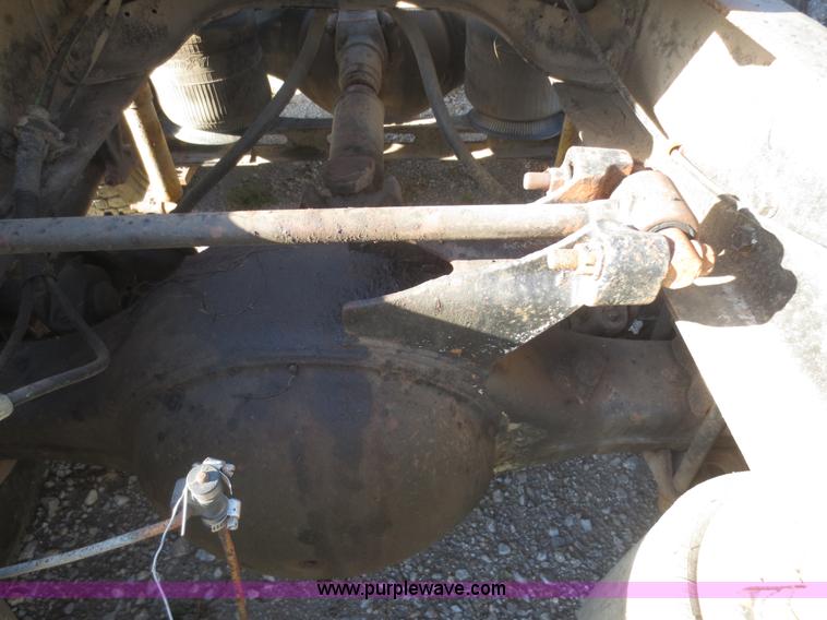 image for item I2218 1995 International 8200 semi truck