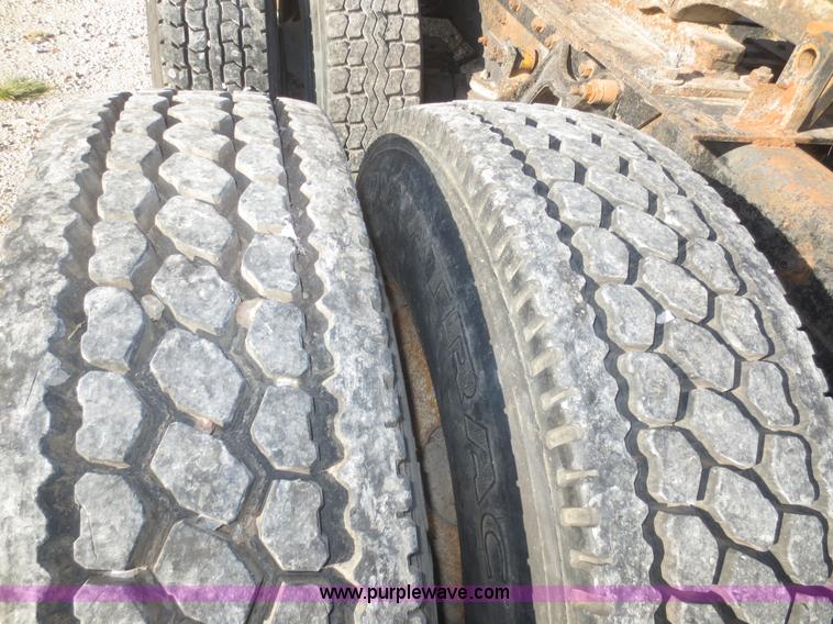 image for item I2218 1995 International 8200 semi truck