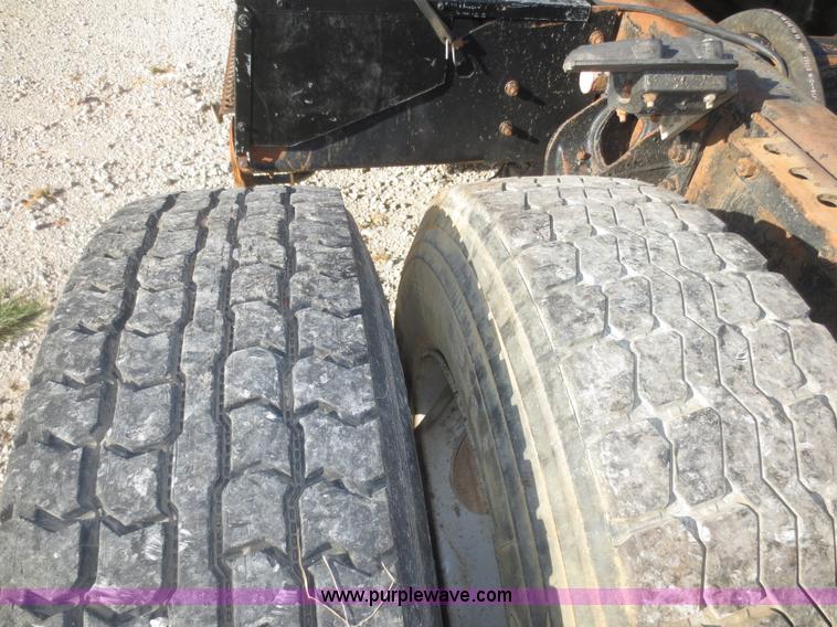 image for item I2218 1995 International 8200 semi truck