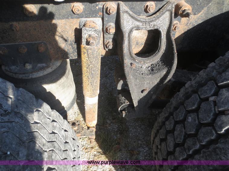 image for item I2218 1995 International 8200 semi truck