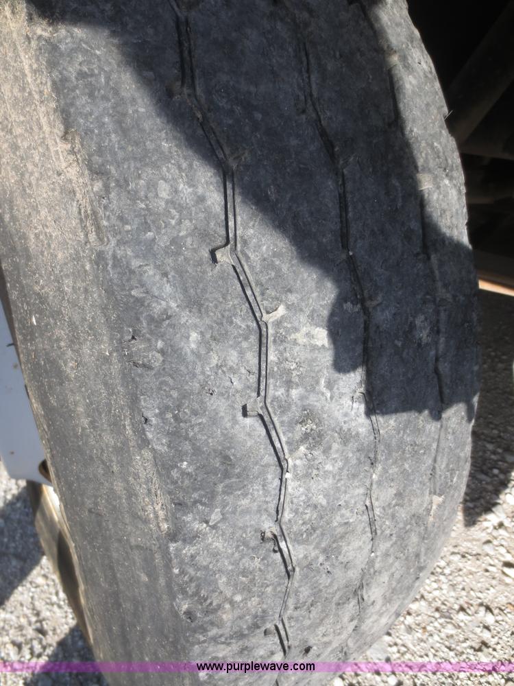 image for item I2218 1995 International 8200 semi truck