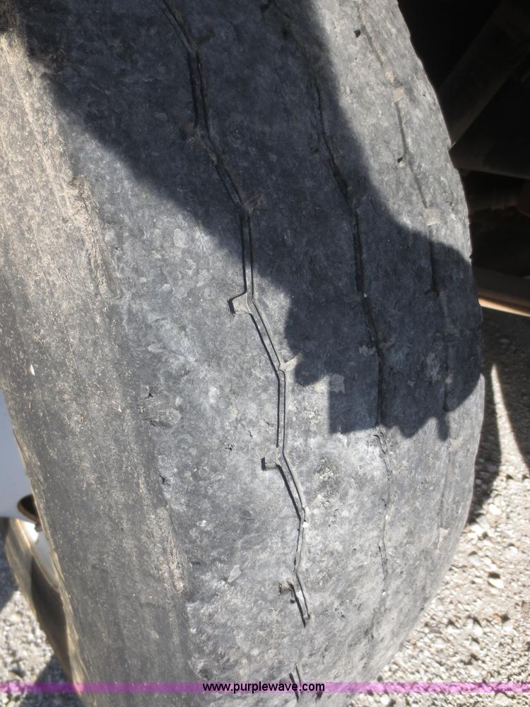 image for item I2218 1995 International 8200 semi truck