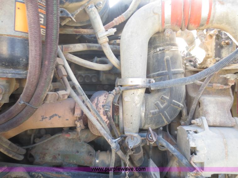 image for item I2218 1995 International 8200 semi truck