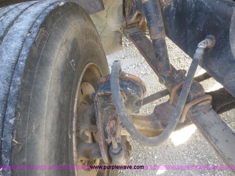 image for item I2218 1995 International 8200 semi truck