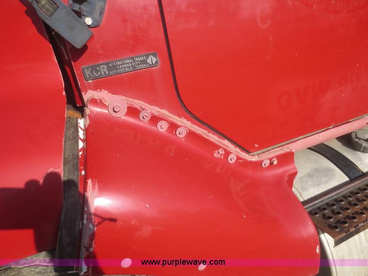 image for item I2218 1995 International 8200 semi truck