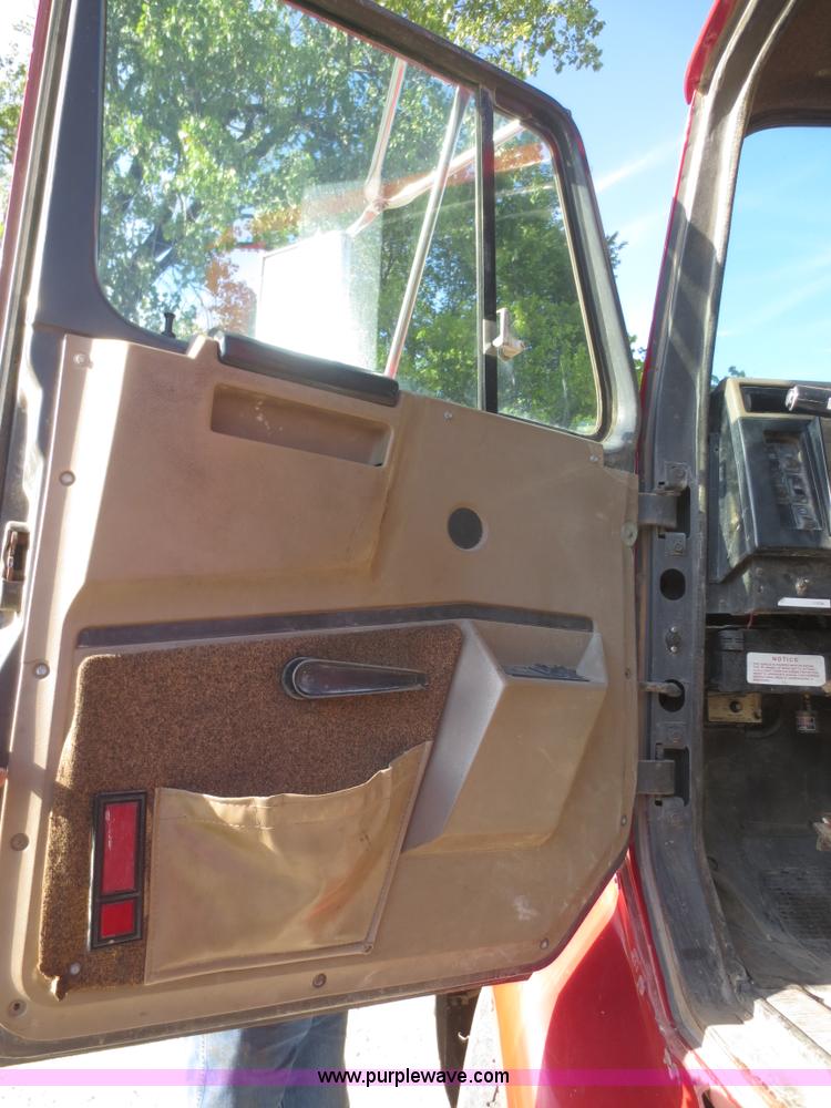 image for item I2218 1995 International 8200 semi truck