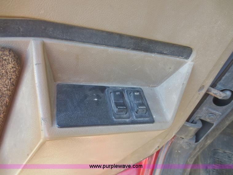 image for item I2218 1995 International 8200 semi truck