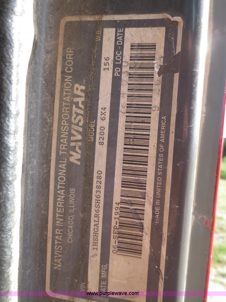 image for item I2218 1995 International 8200 semi truck