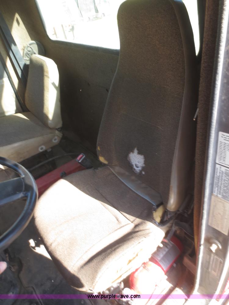 image for item I2218 1995 International 8200 semi truck