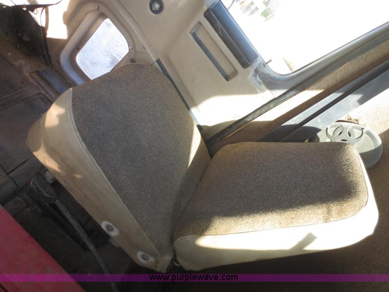 image for item I2218 1995 International 8200 semi truck