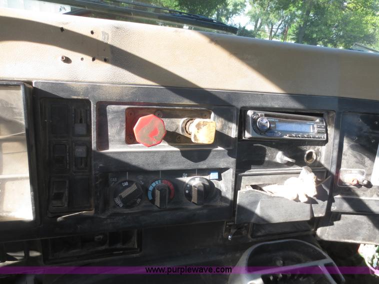 image for item I2218 1995 International 8200 semi truck