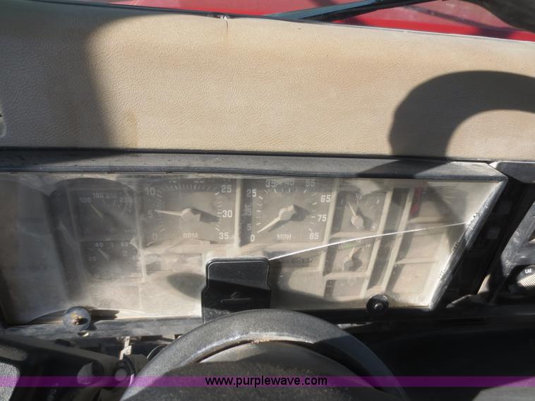 image for item I2218 1995 International 8200 semi truck