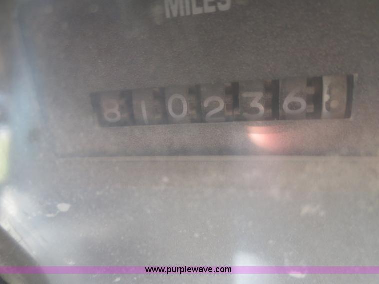 image for item I2218 1995 International 8200 semi truck