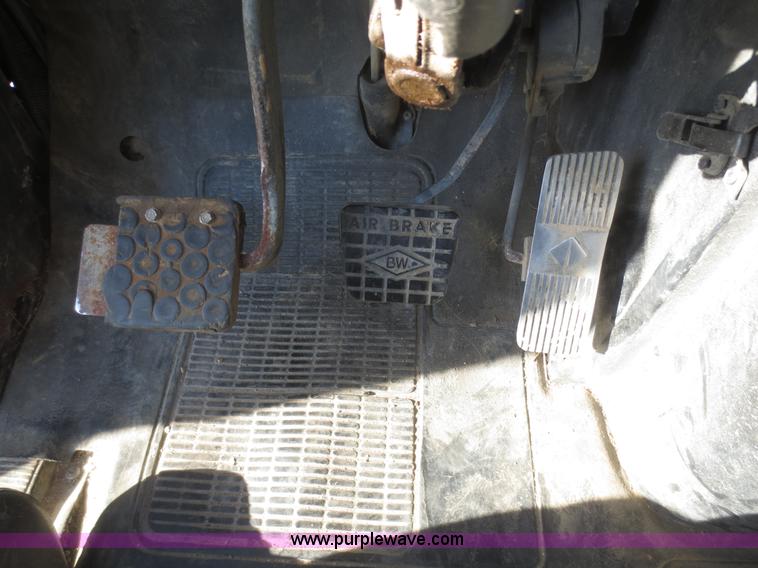 image for item I2218 1995 International 8200 semi truck