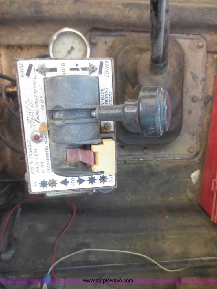 image for item I2218 1995 International 8200 semi truck