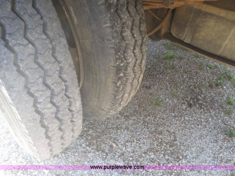 image for item I2223 2003 Ford F550 Super Duty XL flatbed truck