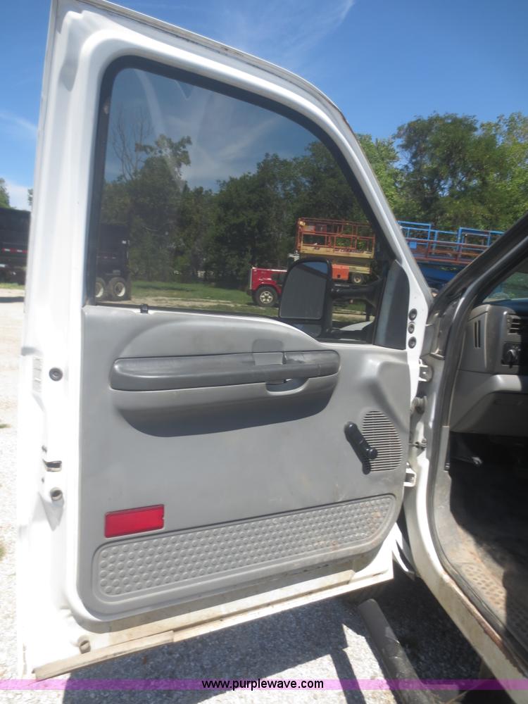 image for item I2223 2003 Ford F550 Super Duty XL flatbed truck