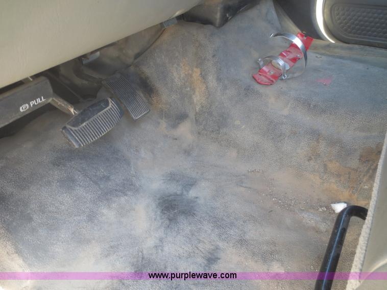 image for item I2223 2003 Ford F550 Super Duty XL flatbed truck