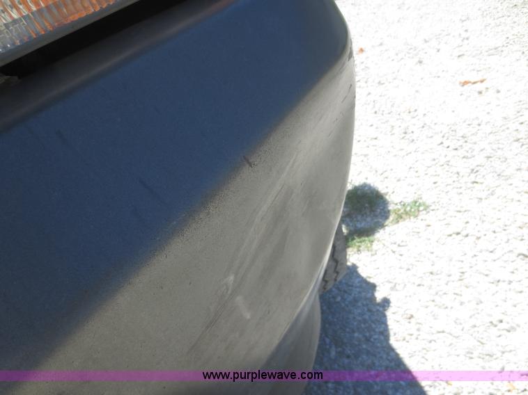 image for item I2223 2003 Ford F550 Super Duty XL flatbed truck