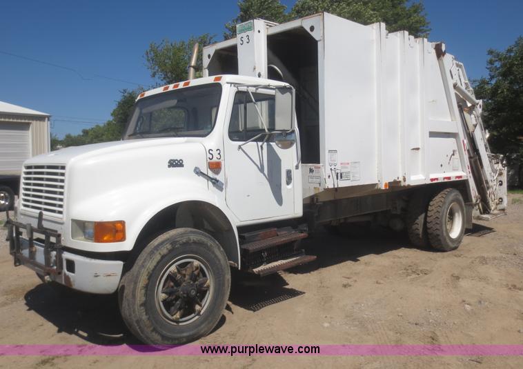 image for item I2226 1999 International 4700 refuse truck