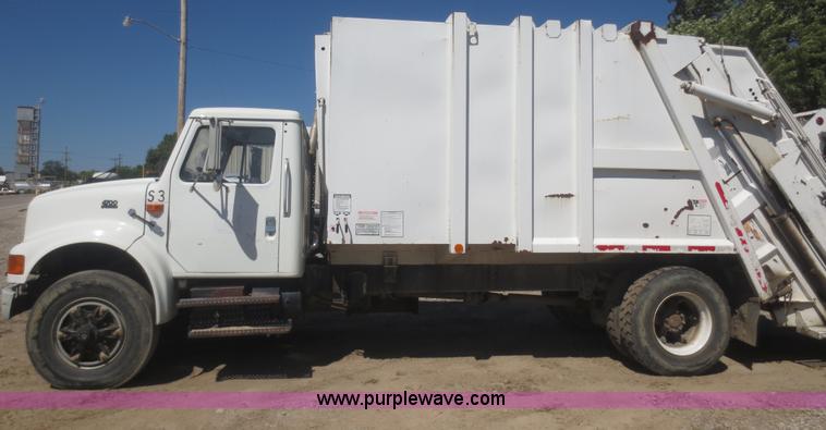 image for item I2226 1999 International 4700 refuse truck