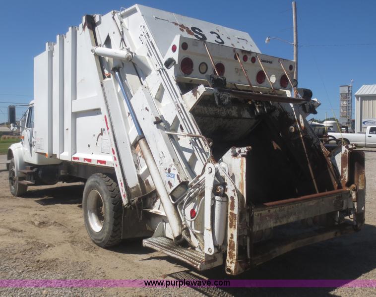 image for item I2226 1999 International 4700 refuse truck