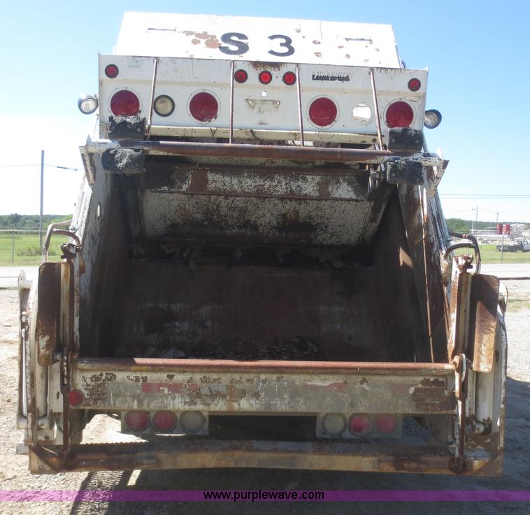 image for item I2226 1999 International 4700 refuse truck