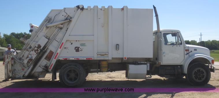 image for item I2226 1999 International 4700 refuse truck