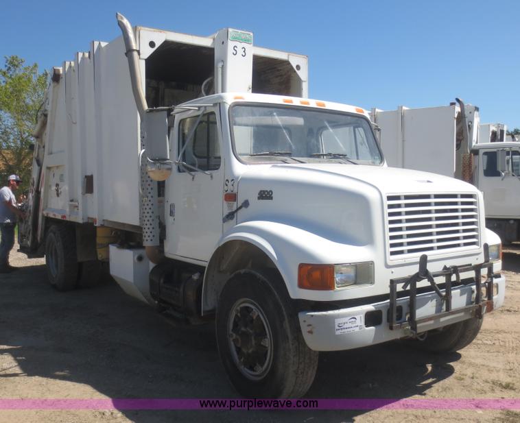 image for item I2226 1999 International 4700 refuse truck