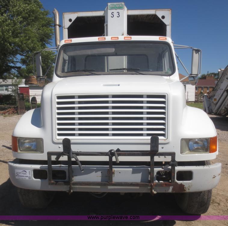 image for item I2226 1999 International 4700 refuse truck