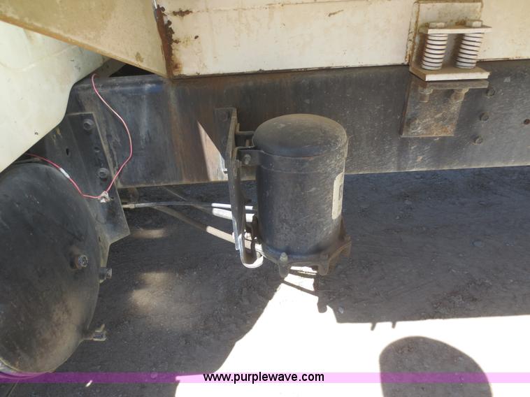 image for item I2226 1999 International 4700 refuse truck