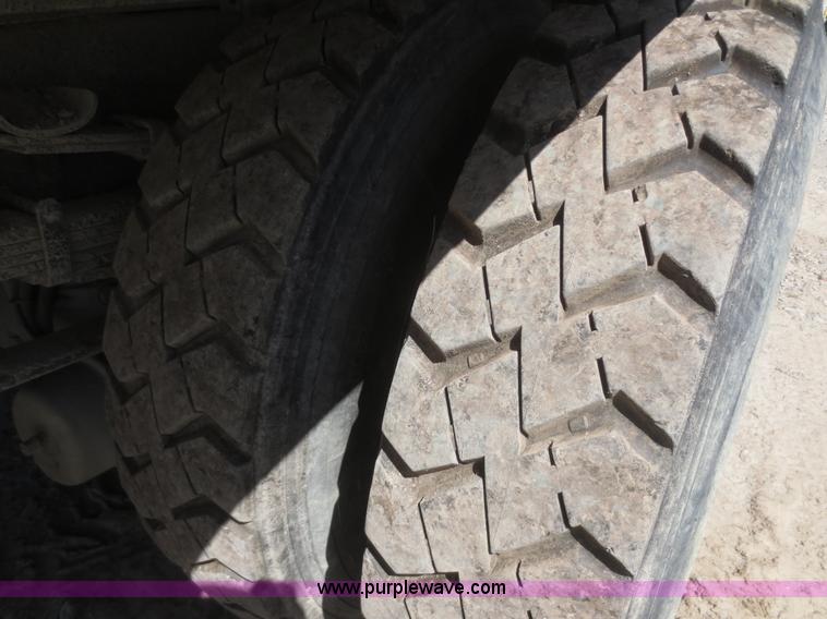 image for item I2226 1999 International 4700 refuse truck