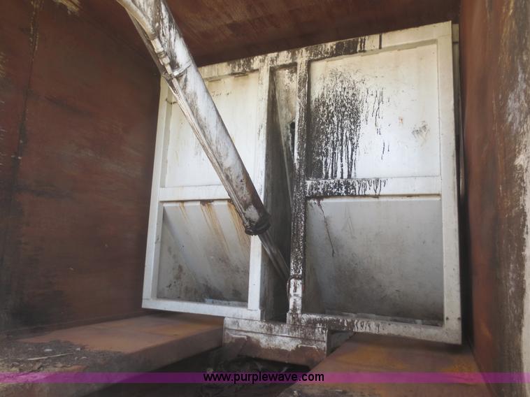 image for item I2226 1999 International 4700 refuse truck