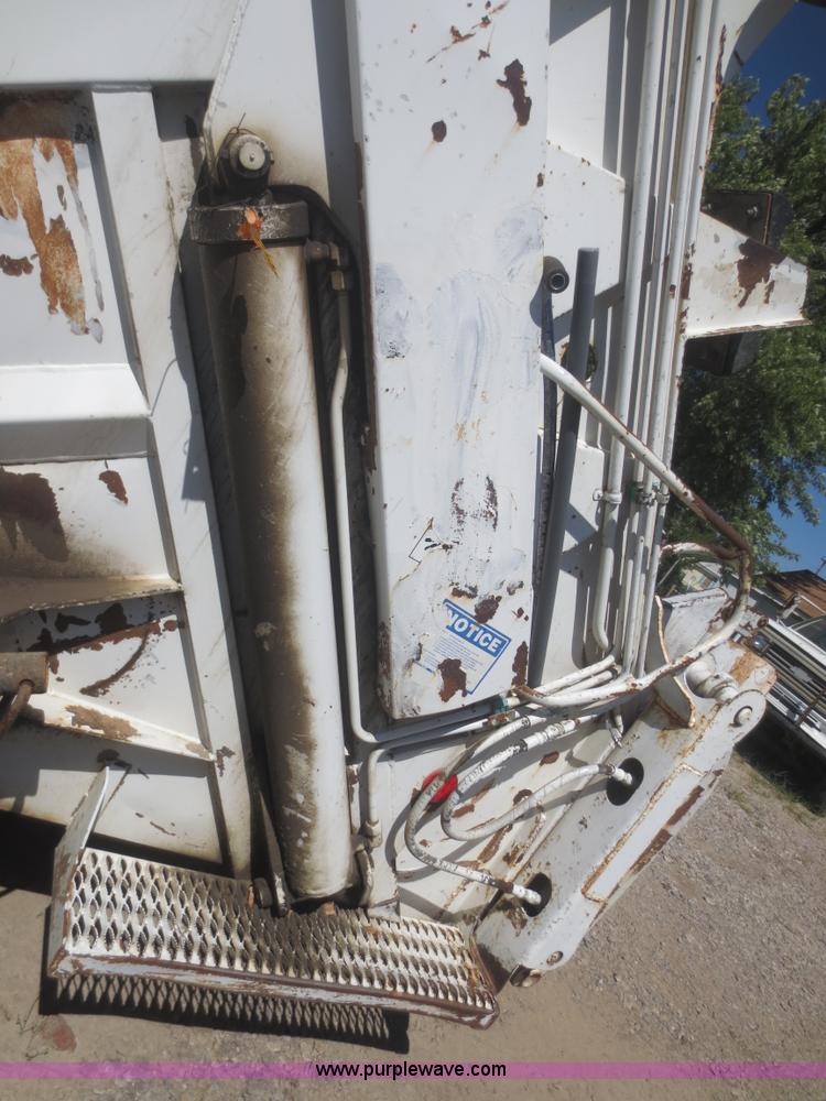 image for item I2226 1999 International 4700 refuse truck