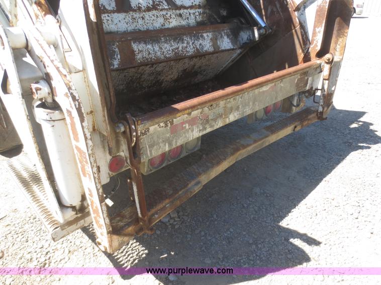 image for item I2226 1999 International 4700 refuse truck